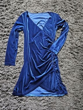 Royal blue velvet dress size 6 characterized by its elegant and form-fitting des